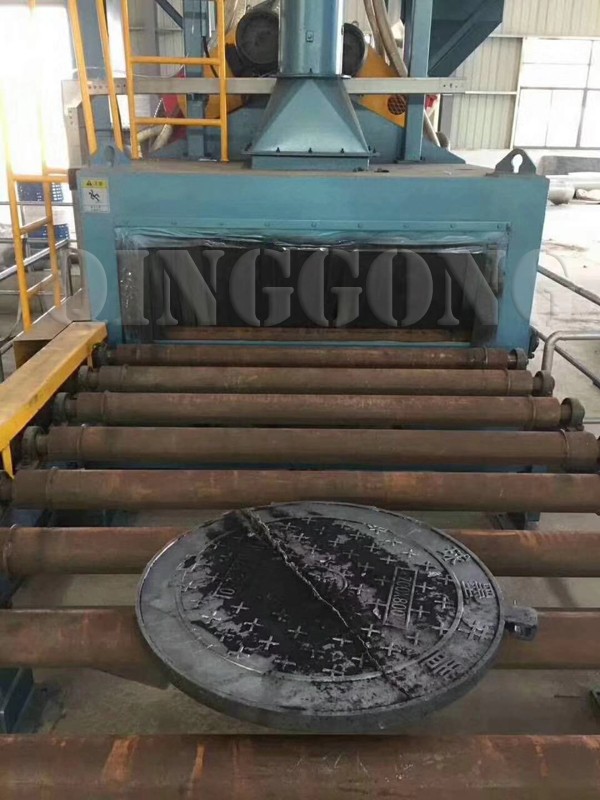 Roller conveyor shot blasting machine to blast manhole