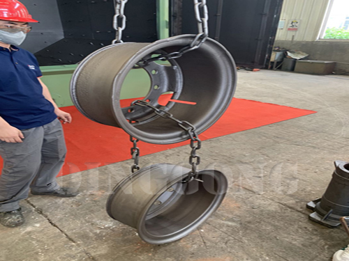 Hanger type shot blasting machine for cleaning the wheel hub.jpg