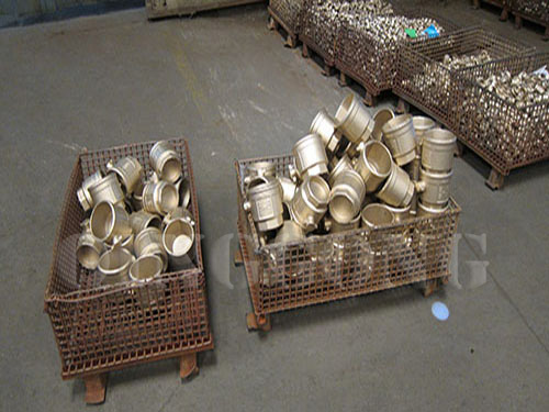 Tumble shot blasting machine for cleaning big bronze pieces